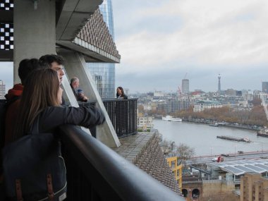 Londra, Uk - Kasım 2019: Tate Modern Sanat Galerisi Terası Güney Şeria elektrik santrali