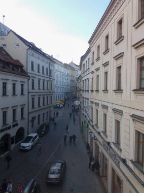 Brno, Çek Cumhuriyeti - Aralık 2017: Şehir merkezinin bir caddesi