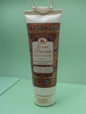 Milan, İtalya - Şubat 2020: Tesori d 'Oriente Byzantium duş jeli
