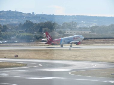 Valletta, Malta - Mayıs 2019: Malta Havayolları Airbus A320 kalkıyor