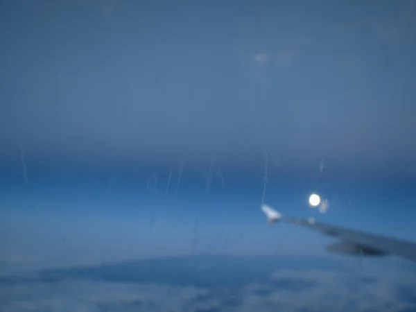 Fliegen Der Abenddämmerung Mit Wolken Und Mond Hinter Dem Flügel — Stockfoto