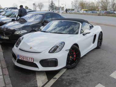 Kaunas, Litvanya - Nisan 2017: beyaz Porsche Cayman arabası park edilmiş
