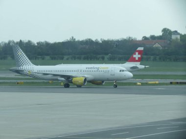 Viyana Schwechat, Avusturya - Nisan 2017: Taksi sırasında Vueling Airbus A320