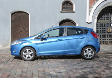 KAUNAS, LITHUANIA - CRCA Nisan 2017: açık mavi Ford Fiesta arabası