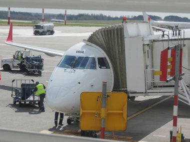 VILNIUS, LITHUANIA - CRCA Nisan 2017: Avusturya Havayolları Embraer ERJ-195LR