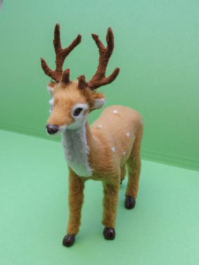 Yumurta geyiği (Capreolus capreolus) phylum Chordata, sınıf Mammali (memeliler) - Noel süslemesi veya çocuk oyuncağı olarak kullanışlı minyatür üreme