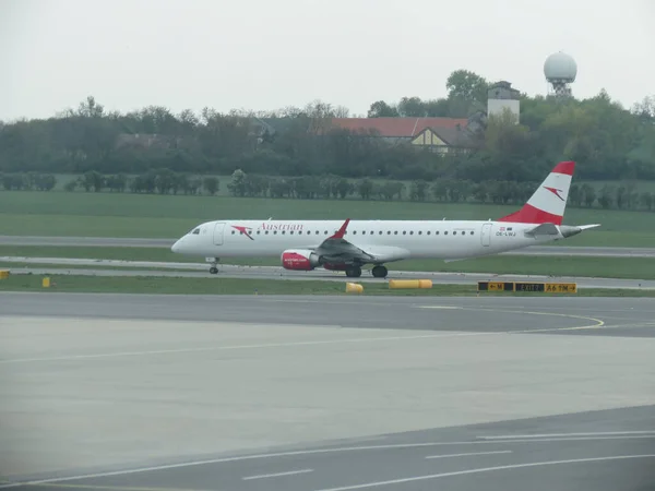 Vienna Schwechat Austria Circa April 2017 Austrian Airlines Embraer Erj — стокове фото