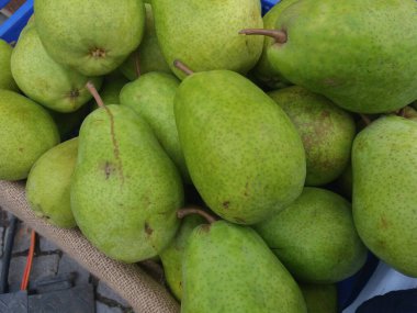 Satılık yeşil armut (Pyrus) meyveli vejetaryen yiyecekler sergileniyor