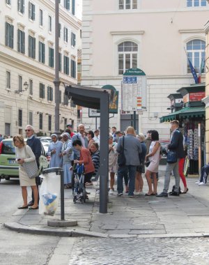 ROME, ITALY - CIRCA ECTOBER 2018: Santa Maria Maggiore Kilisesi yakınlarında otobüs bekleyen insanlar