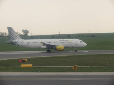 Vilnius, Litvanya - Nisan 2017: Vueling Airbus A320 kalkışa hazır