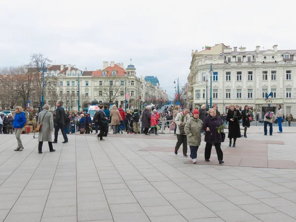 Vilnius Lituânia Circa Abril 2017 Uma Multidão Pessoas Praça Catedral — Fotografia de Stock