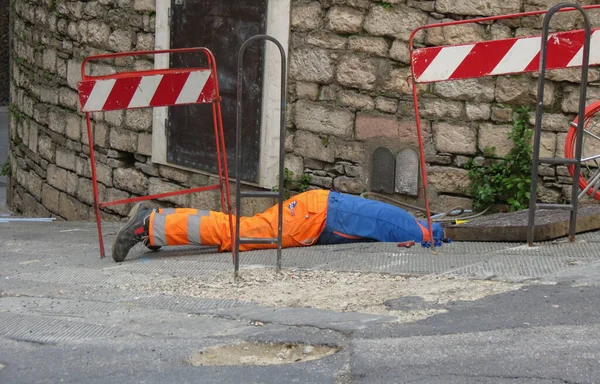 Perugia Italia Circa Abril 2019 Hombre Trabajando Una Alcantarilla Con — Foto de Stock