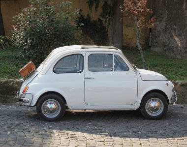 ROME, ITALY - CIRCA ECTOBER 2018: açık beyaz Fiat 500 arabası