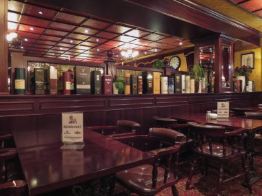 GOTEBURG, SWEDEN - CIRCA AĞUSTOS 2017: Geleneksel bir İngiliz barının içi