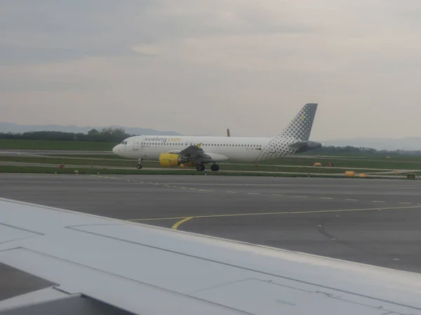 Vilnius Литва Близько Квітня 2017 Vueling Airbus A320 Готовий Зльоту — стокове фото