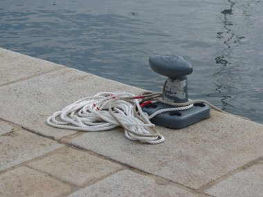 direk bir iskele ve liman için güvenli hale getirmek için bir deniz demirleme baba