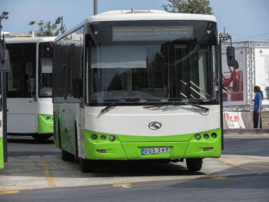 VALLETTA, MALTA - CIRCA MAYIS 2019: ana otobüs durağındaki halk otobüsleri