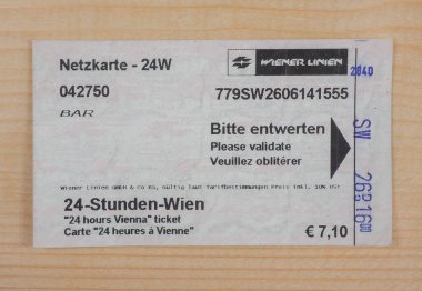 VIENNA, AUSTRIA - CIRCA AĞUSTOS 2015: Toplu taşıma için 24 saat Viyana bileti
