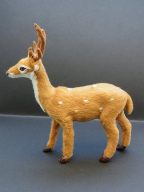 Yumurta geyiği (Capreolus capreolus) phylum Chordata, sınıf Mammali (memeliler) - Noel süslemesi veya çocuk oyuncağı olarak kullanışlı minyatür üreme