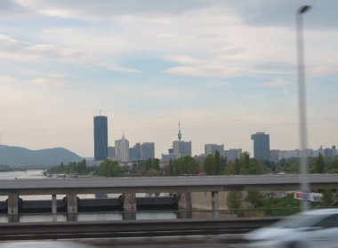 Viyana, Avusturya - Nisan 2017: Tuna Nehri üzerindeki modern binalarla gökyüzü