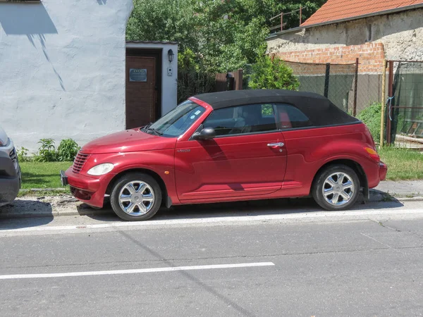 Bratislava Eslováquia Circa Maio 2018 Carro Vermelho Chrysler Cruiser Cabrio — Fotografia de Stock