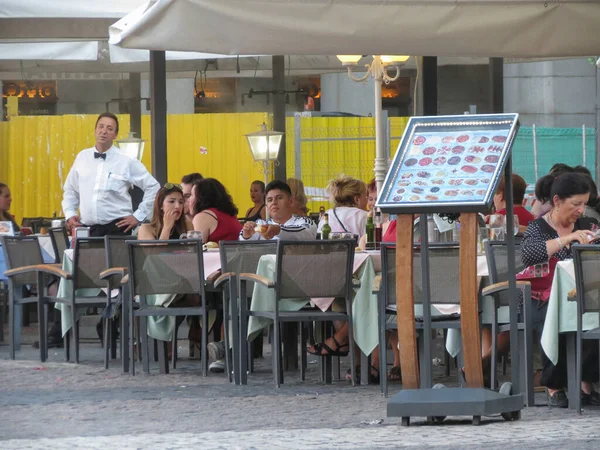 Madrid Spain Circa June 2015 Outdoor Restaurants Costumers Waiters Plaza — Stock Photo, Image