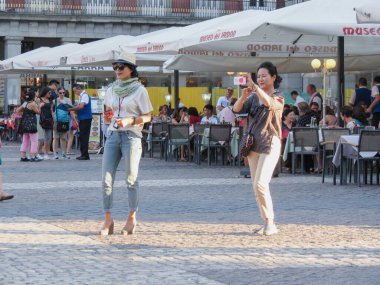 MADRID, İspanya - CRCA HAZİRAN 2015: Madrid 'deki Plaza Mayor' da (Ana Meydan) fotoğraf çeken Asyalı turistler