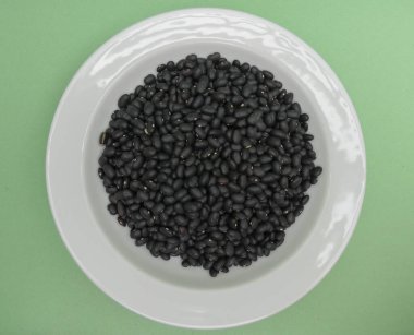 Siyah kaplumbağa fasulyesi çeşitliliği (Phaseolus vulgaris) sebzeleri vejetaryen yiyeceklere çevirir.