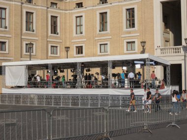 ROME, ITALY - CIRCA ECTOBER 2018: St. Peter Meydanı 'nda basın standı