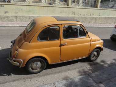 CAGLIARI, İtalya - CIRCA ECTOBER 2019: Turuncu Fiat 500 otomobil