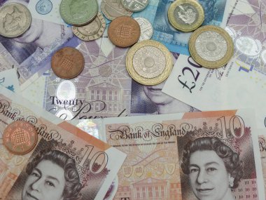 LONDON, İngiltere - CIRCA MAYIS 2020: Pound banknotlar ve madeni paralar (GBP), Birleşik Krallık para birimi