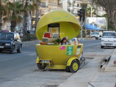 SLIEMA, MALTA - CIRCA MAYIS 2019: limon şeklinde açık hava limonata barı