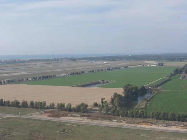 意大利 Circa October 2019 罗马菲奥米奇诺机场 莱昂纳多 和农村空中景观 — 图库照片