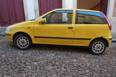 COIMBRA, PORTUGAL - CRCA HAZİRAN 2015: Sarı Fiat Punto arabası