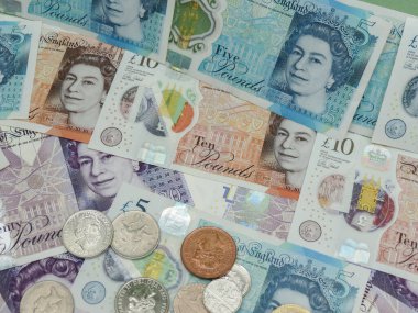 LONDON, İngiltere - CIRCA MAYIS 2020: Pound banknotlar ve madeni paralar (GBP), Birleşik Krallık para birimi