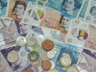 LONDON, İngiltere - CIRCA MAYIS 2020: Pound banknotlar ve madeni paralar (GBP), Birleşik Krallık para birimi