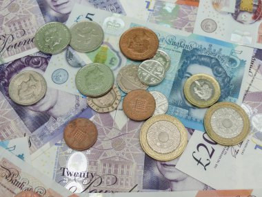 LONDON, İngiltere - CIRCA MAYIS 2020: Pound banknotlar ve madeni paralar (GBP), Birleşik Krallık para birimi