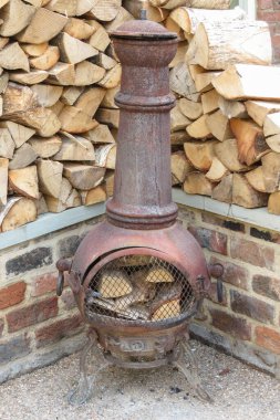 Yanan bir odun yığını ve eski usul soba.