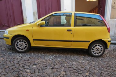 COIMBRA, PORTUGAL - CRCA HAZİRAN 2015: Sarı Fiat Punto arabası