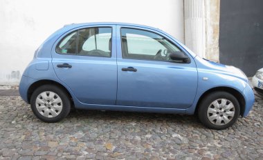 COIMBRA, PORTUGAL - CIRCA HAZİRAN 2015: açık mavi Opel Micra arabası