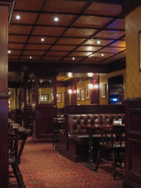 GOTEBURG, SWEDEN - CIRCA AĞUSTOS 2017: Geleneksel bir İngiliz barının içi