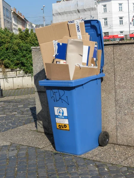 Bratislava Eslovaquia Circa Mayo 2018 Contenedor Residuos Azules Para Reciclar — Foto de Stock