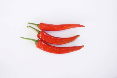 Beyaz arka planda kırmızı acı biber