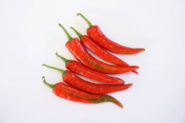 Beyaz arka planda kırmızı acı biber