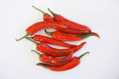 Beyaz arka planda kırmızı acı biber