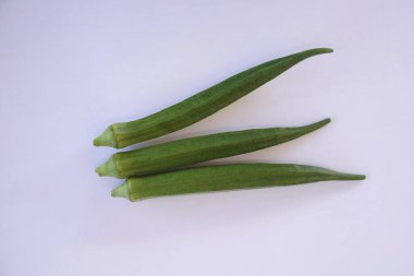 Kadın parmakları masanın üstünde.