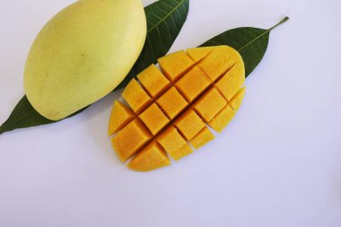 Beyaz arka planda mango dilimi