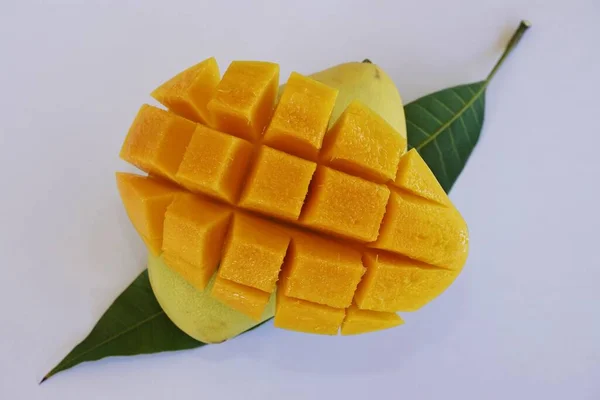 Mangga Buah Irisan Pada Latar Belakang Putih — Stok Foto