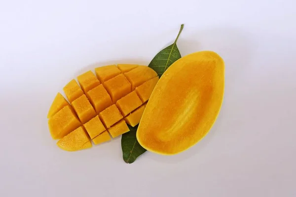 Rodaja Mango Sobre Fondo Blanco —  Fotos de Stock