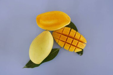 Mango meyve dilimlerini kapatın.  